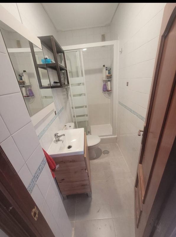 Baño reformado con plato de ducha antideslizante y mueble de lavabo