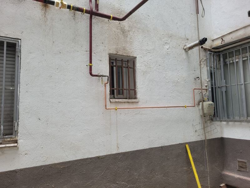 Instalación de gas natural con tubería de cobre hasta el contador en fachada