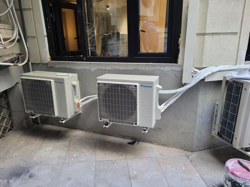 Instalación de multisplit Daikin con dos unidades exteriores en patio de Madrid