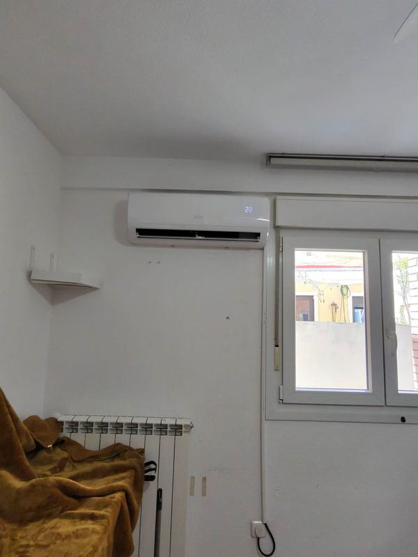 Split de pared instalado en dormitorio con canalización oculta
