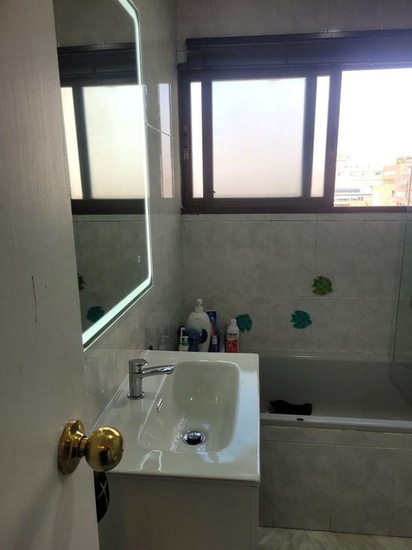 Cambio de mueble de lavabo y espejo LED en baño sin obra