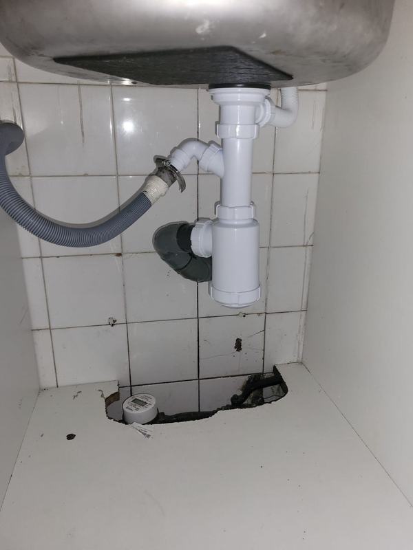 Reparación de fuga de agua con sustitución de sifón y contador individual